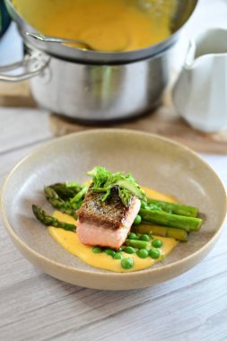 Somon ve somonlu kuşkonmaz.