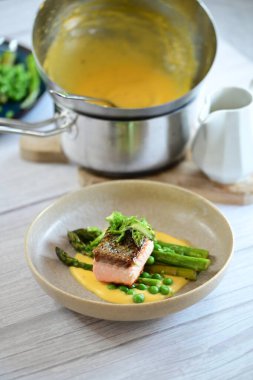 Kuşkonmaz ile Somon biftek