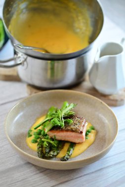 Sofrada sebzeli somon balığı, en iyi manzara.