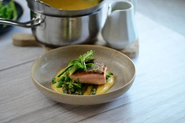 Yeşil fasulyeli somon bifteği, ıspanak ve limon..