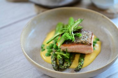 Somon ve soslu ızgara kuşkonmaz