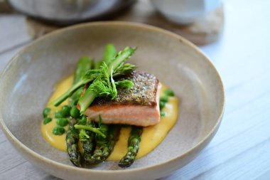 Kuşkonmaz ile Somon biftek