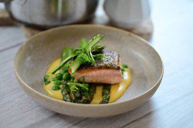 Kuşkonmazlı somon balığı.