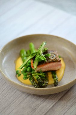 Kuşkonmaz ile lezzetli somon filetosu.