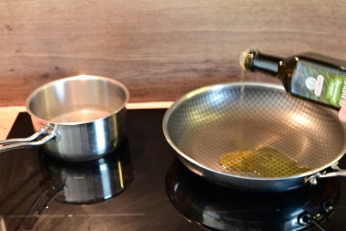 Tavada yemek pişirme hazırlığı. Şef hamuru hazırlar ve mutfağı pişirir..