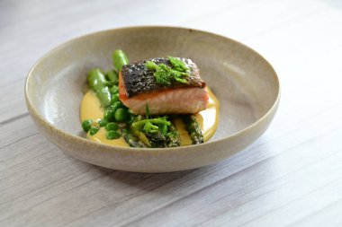 Hollandaise soslu ve kuşkonmaz soslu nefis fırında somon. Baharın lezzeti.