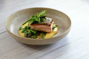 Hollandaise soslu ve kuşkonmaz soslu nefis fırında somon. Baharın lezzeti.