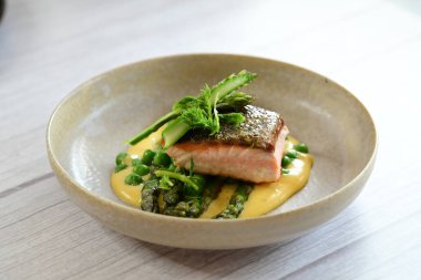 Hollandaise soslu ve kuşkonmaz soslu nefis fırında somon. Baharın lezzeti.