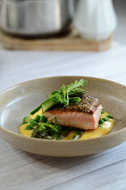 Hollandaise soslu ve kuşkonmaz soslu nefis fırında somon. Baharın lezzeti.