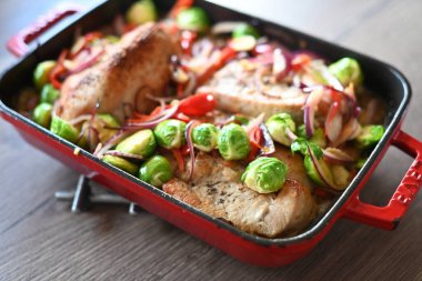 Tavada sebzeli fırında balık filetosu.