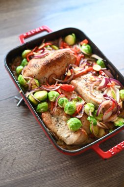 Tavada sebzeli fırında tavuk filetosu, sağlıklı yiyecekler.