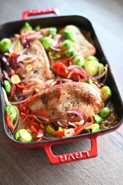 Fırında pişmiş hindi göğsü.