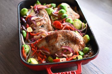 Sebzeli tavuk filetosu ve tavuğu masaya koy, yakın plan.