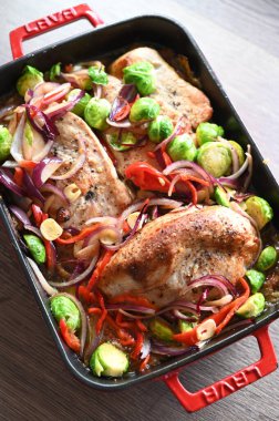 Brokoli ve tavuk göğsü.