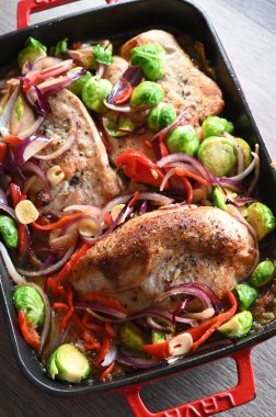 Pişmiş tavuk ve sebze.