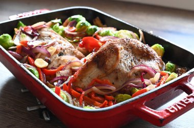 Tavuklu tavuk göğsü ve tavada patates.