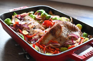 Tavada sebzeli tavuk..