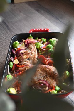 Sebzeli ve otlu tavuk filetosu. Fırında yemek pişirmek.