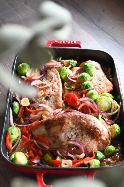 Yakın plan - Masada kırmızı soğanlı lezzetli tavuk pozu