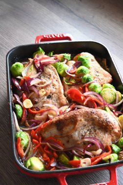 Fırında pişirilmiş tavuk budu, sebzeli ve otlu..