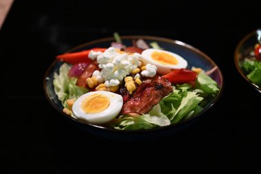 Tavuk, sebze ve peynirli salata.