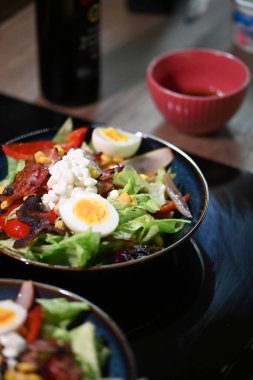 Yumurtalı, domatesli ve peynirli taze salata