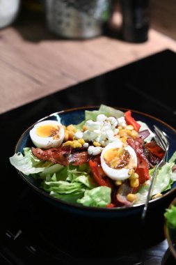 Pastırmalı salata, domates, salatalık, marul.