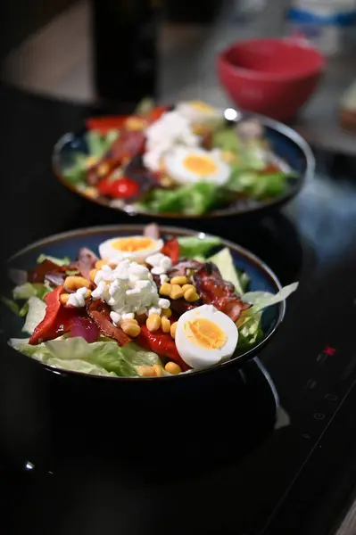 Lezzetli salata sebze ve yumurta