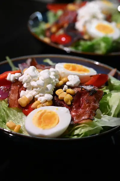 Tavuk, yumurta, pastırma ve peynirli salata.