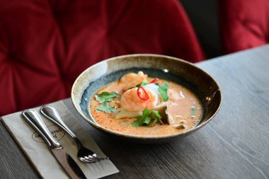 Tayland yemeği, baharatlı çorba, baharatlı Tom Goyum, Tom yum goong