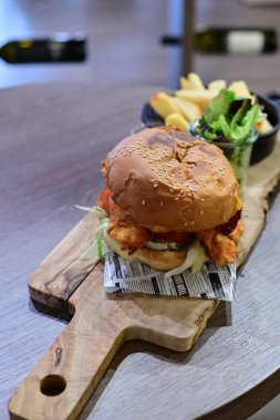 Peynirli ve domates soslu hamburger.