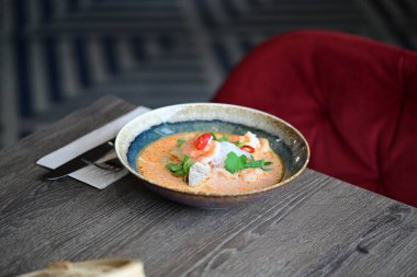 Karidesli geleneksel İspanyol yemeği.