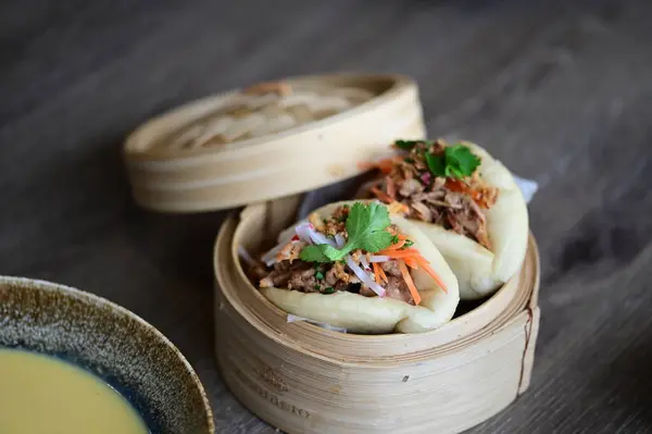 Asya yemeği, Çin buğulama pirinç köftesi et, soya sosu ve bitkilerle birlikte.