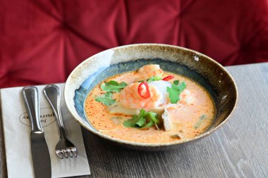 Karides ve yumurtalı Thai tom çorbası.