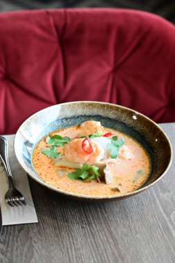 Yakın plan - Tavuk ve domatesli lezzetli çorba manzarası