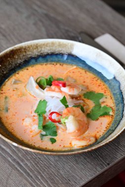 Baharatlı Tayland Tom Yum Goong Çorbası, karides, erişte ve otlu.