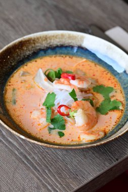 Baharatlı Tayland Tom Yum Goong Çorbası, karides, erişte ve otlu.