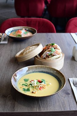 Lezzetli Asya yemeklerinin yakın görüntüsü