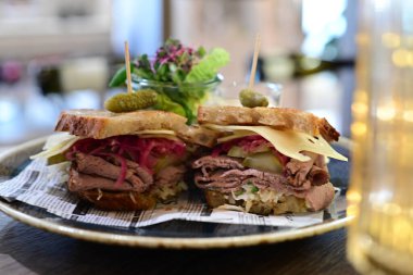 Sandviç füme et ve sebze ile