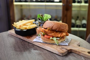 Tahta masada balıklı hamburger.