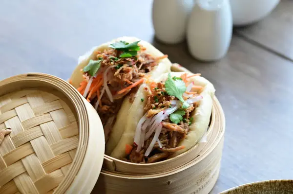 Vietnam pirinçli erişte sebzeli ve etli