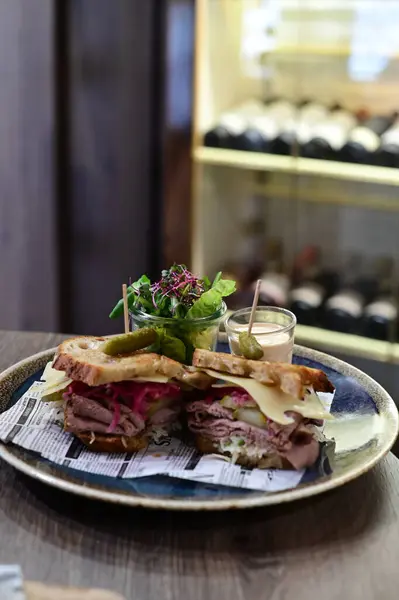 Jambonlu ve peynirli sandviç..