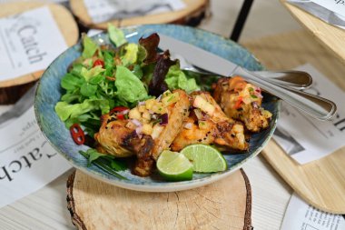 Tahta masada salatalı ve sebzeli tavuk.