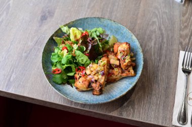 tavuk kanadı ile sebze kızarmış