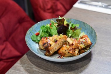 Gochujang Tavuk Kanatları ve Baharatlı Renkli Salata