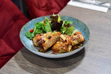 Gochujang Tavuk Kanatları ve Baharatlı Renkli Salata