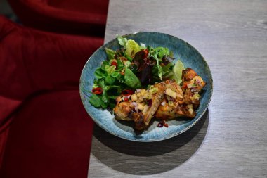 Gochujang Tavuk Kanatları ve Baharatlı Renkli Salata