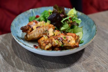 Gochujang Tavuk Kanatları ve Baharatlı Renkli Salata