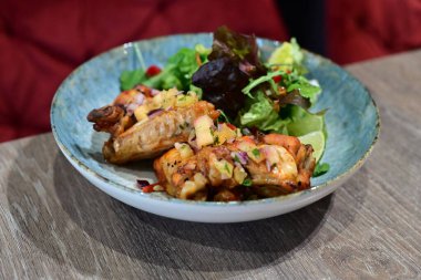 Gochujang Tavuk Kanatları ve Baharatlı Renkli Salata