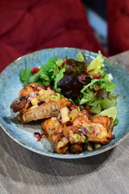 Gochujang Tavuk Kanatları ve Baharatlı Renkli Salata